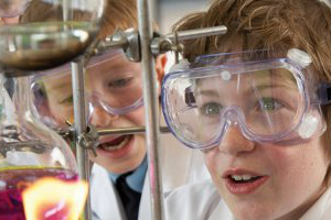 Schüler im Chemieunterricht