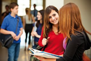 Schülerinnen unterhalten sich in der Pause