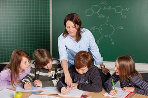 Lehrerin erklärt Schulkindern ihre Aufgaben