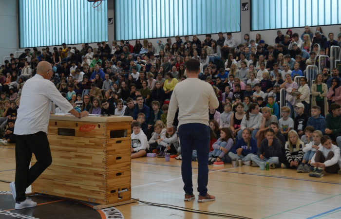 Vollversammlung in der Sporthalle